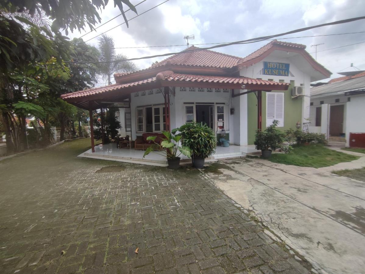 Oyo 90865 Hotel Kusuma Purwakarta การาวัง ภายนอก รูปภาพ