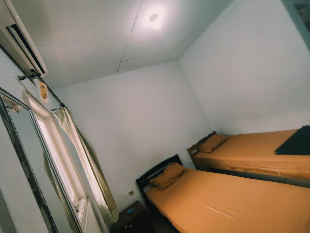 Oyo 90865 Hotel Kusuma Purwakarta การาวัง ภายนอก รูปภาพ