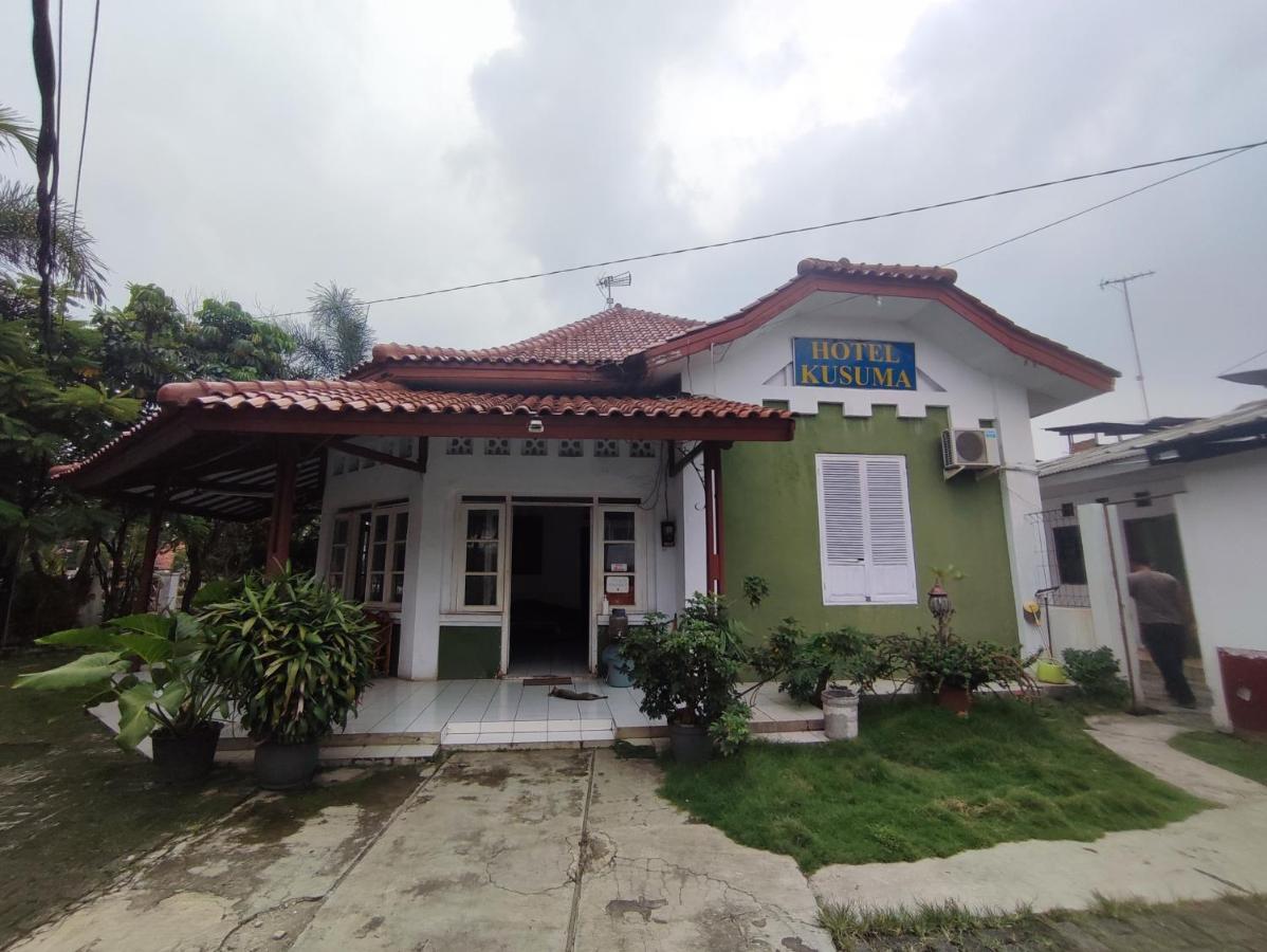 Oyo 90865 Hotel Kusuma Purwakarta การาวัง ภายนอก รูปภาพ