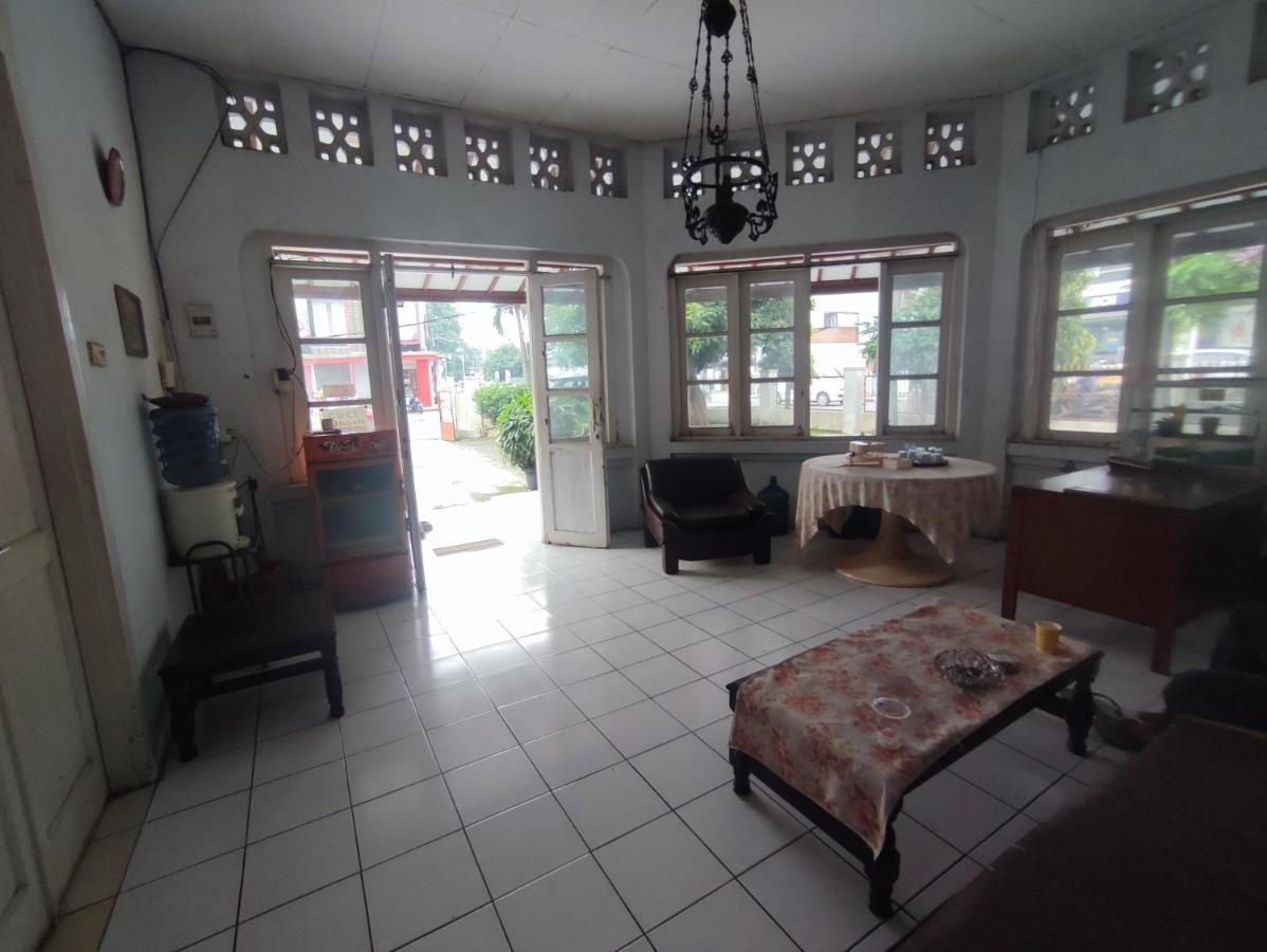 Oyo 90865 Hotel Kusuma Purwakarta การาวัง ภายนอก รูปภาพ
