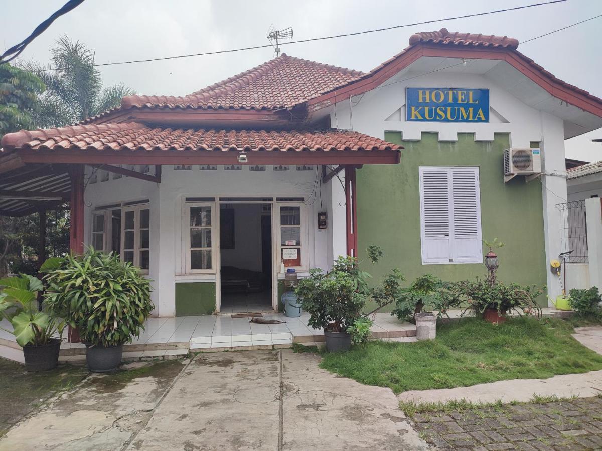 Oyo 90865 Hotel Kusuma Purwakarta การาวัง ภายนอก รูปภาพ