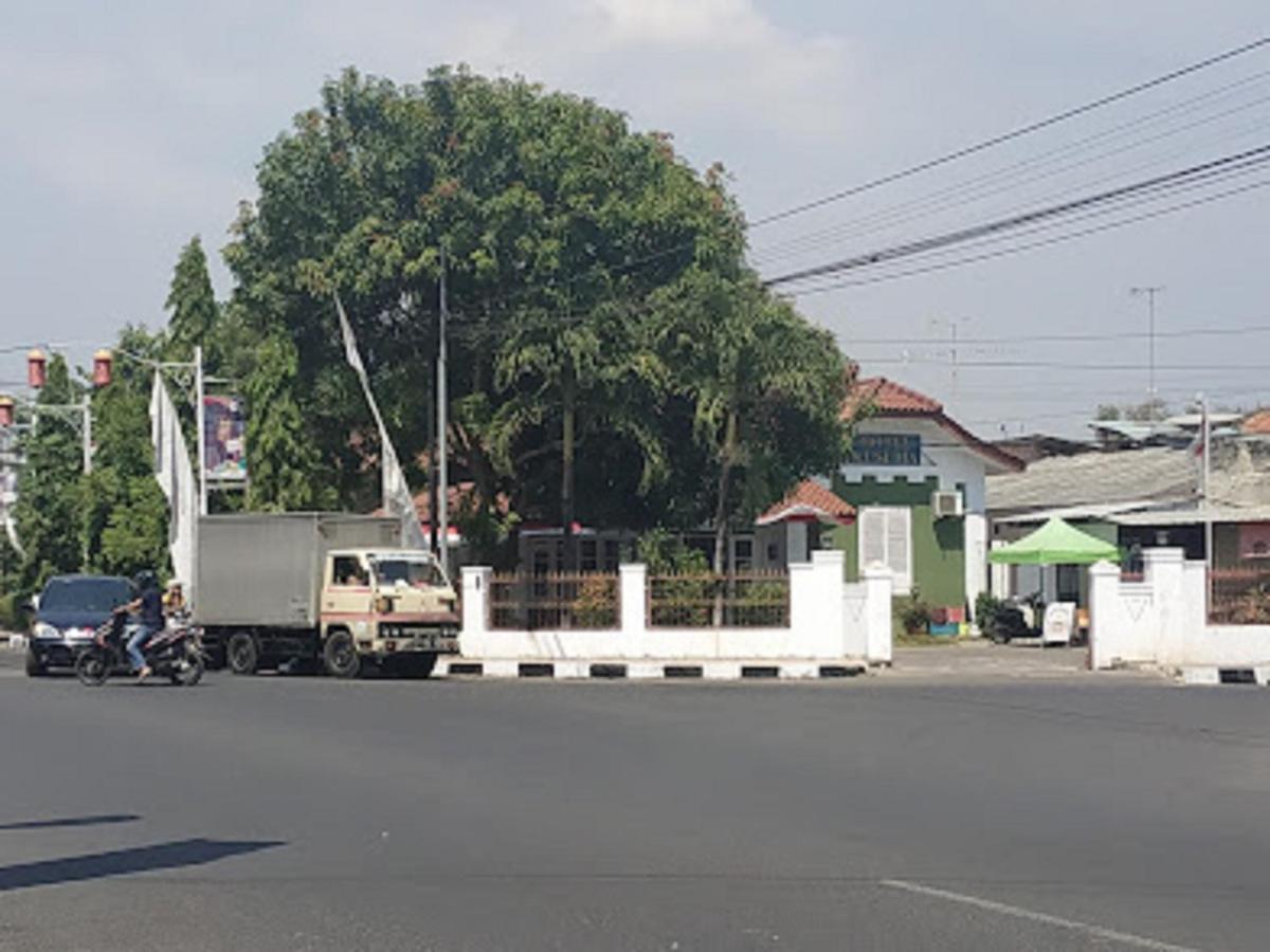 Oyo 90865 Hotel Kusuma Purwakarta การาวัง ภายนอก รูปภาพ