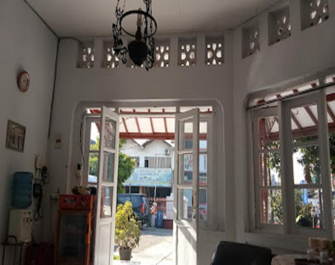 Oyo 90865 Hotel Kusuma Purwakarta การาวัง ภายนอก รูปภาพ