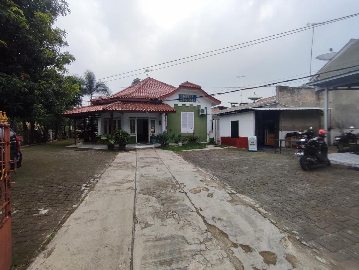 Oyo 90865 Hotel Kusuma Purwakarta การาวัง ภายนอก รูปภาพ
