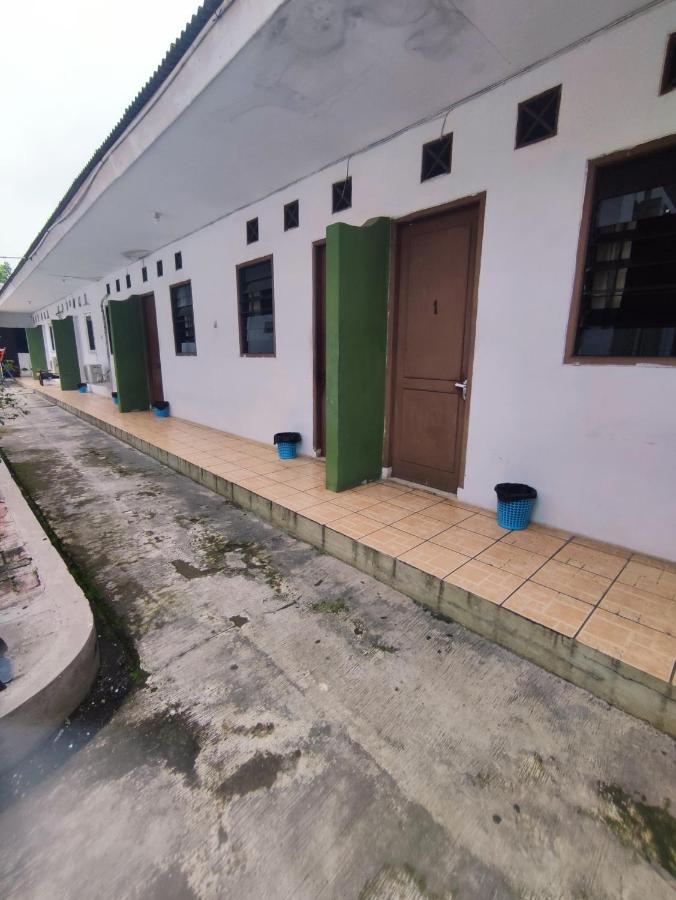Oyo 90865 Hotel Kusuma Purwakarta การาวัง ภายนอก รูปภาพ